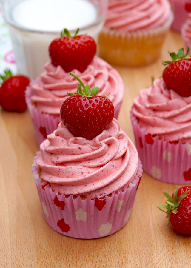 Vanilla Cupcakes With Strawberry Buttercream Pictures Vanilla Cupcakes With Strawberry Buttercream Pictures