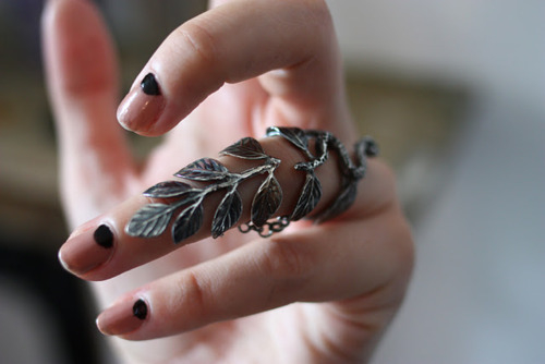 Leaf finger ring