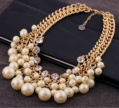 Gold pearl necklace