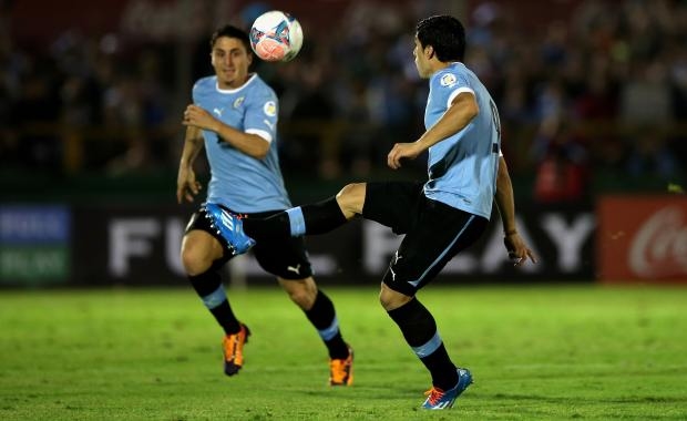 Suarez scores 2 goals to advance team Uruguay