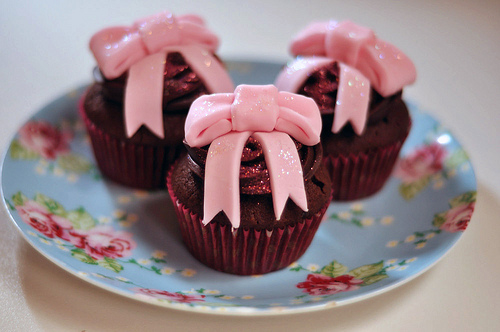 Pink bow cupcakes