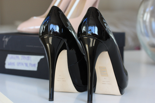 Black pumps