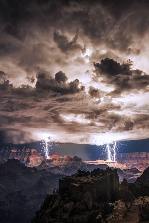 Canyon lightning