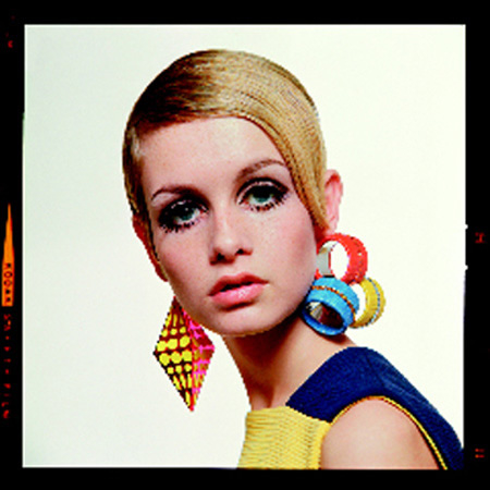 The Twiggy vintage look with statement earrings 