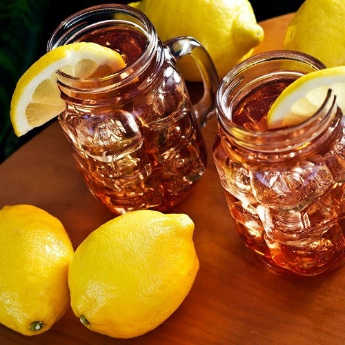 Sweet tea with lemons