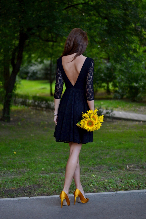 Black lace and an hint of yellow