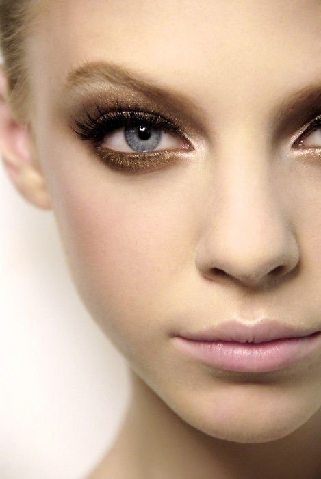 Glittering gold eye shadow Glittering gold eye shadow