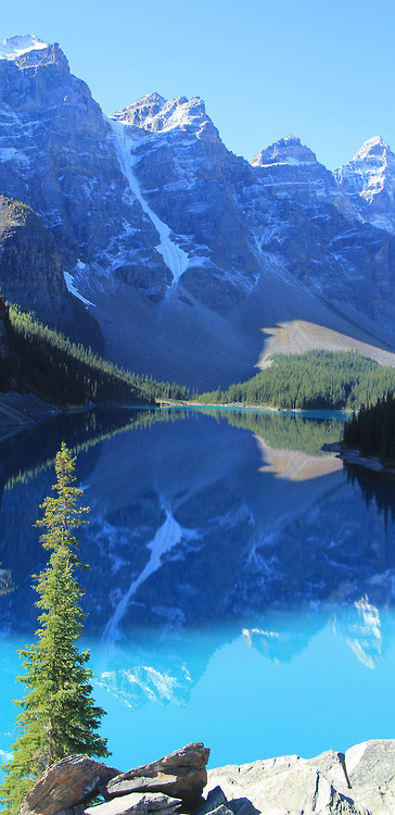 Blue pool of Moraine Lake