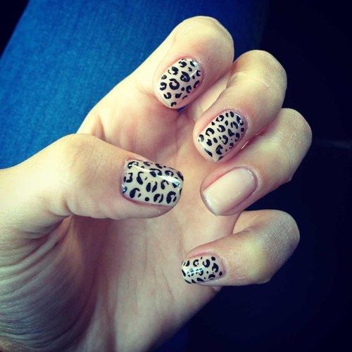 Leopard manicure