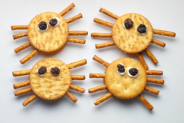 Halloween spider cracker snacks Halloween spider cracker snacks