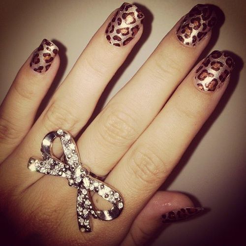 Golden leopard print nails