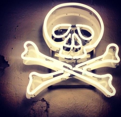 Skull and bones light
