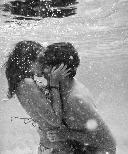 Underwater kissing Underwater kissing