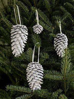 Spray Painted Pine Cone Ornments Spray Painted Pine Cone Ornments