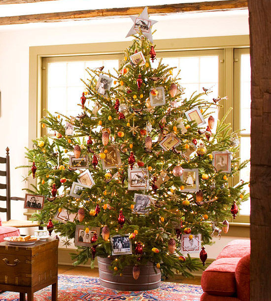 Full & Round Christmas Tree Decorated with Family Photos Full & Round Christmas Tree Decorated with Family Photos