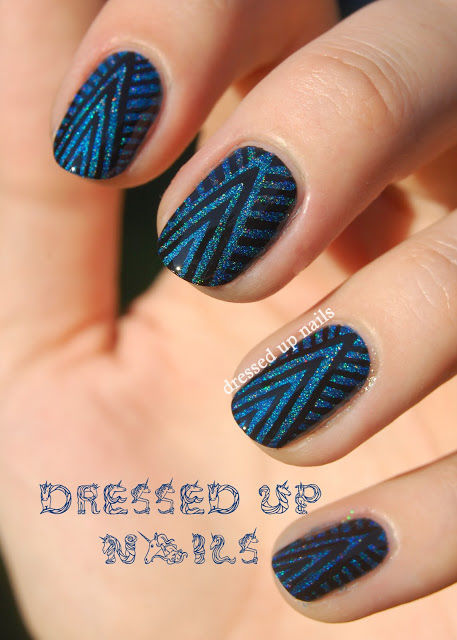 Blue glitter patterned nails Blue glitter patterned nails