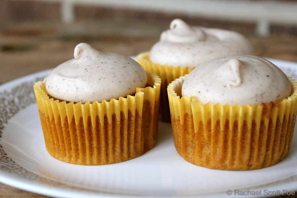 How to make pumpkin cupcakes with cream cheese frosting
