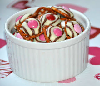 How to make valentine pretzel buttons