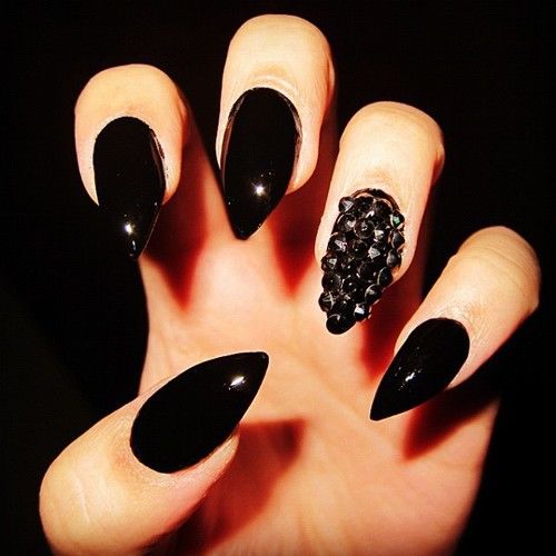 Black stiletto nails