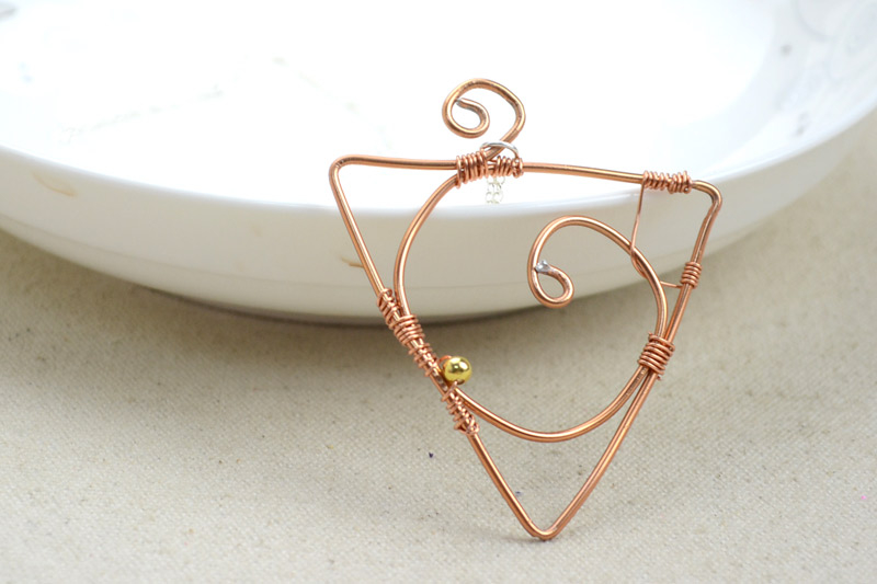 Make Necklace Pendant in a Triangle Pattern Make Necklace Pendant in a Triangle Pattern