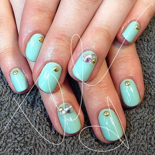 Fresh mint manicure