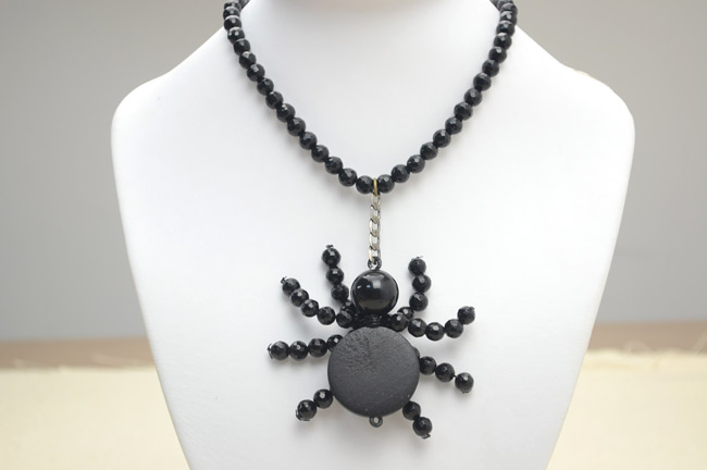 Simple Beaded Spider Necklace DIY