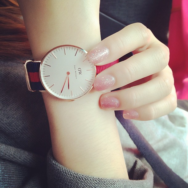 Light pink sparkly nails