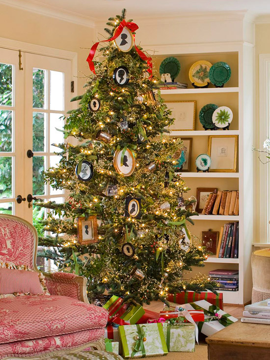 Black and white silhouette christmas tree