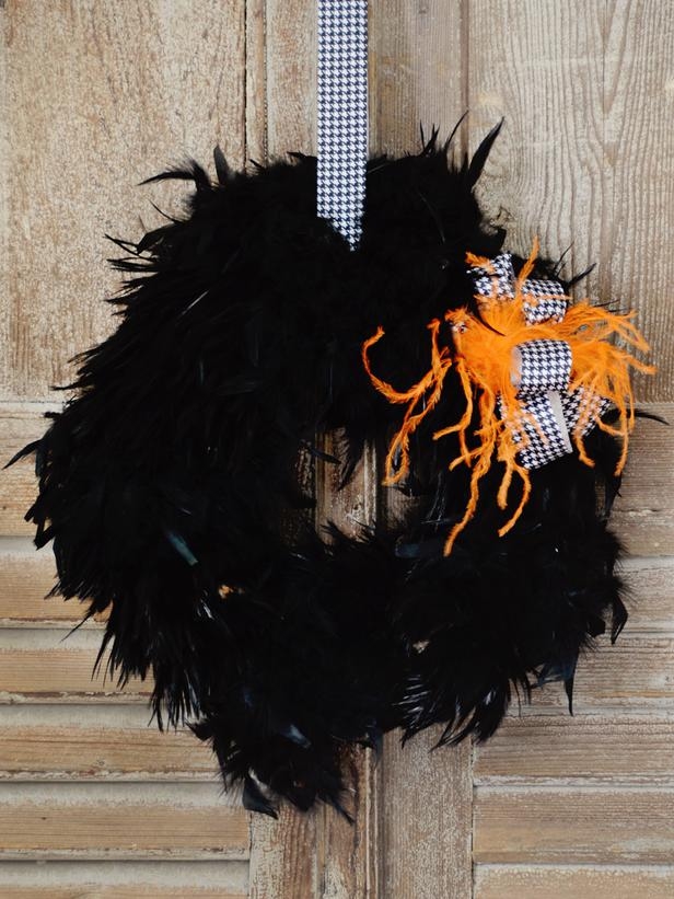 Dramatic black feather wreath Dramatic black feather wreath