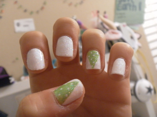 Christmas tree glitter nails