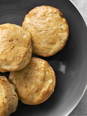 Cracked pepper dinner rolls