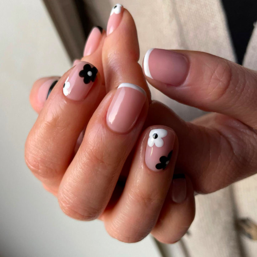 Short Black & White Floral Nails Pictures, Photos, and Images for