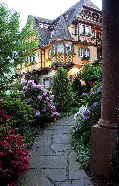 Lovely Home & Walkway
