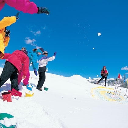 Snowball throwing contest