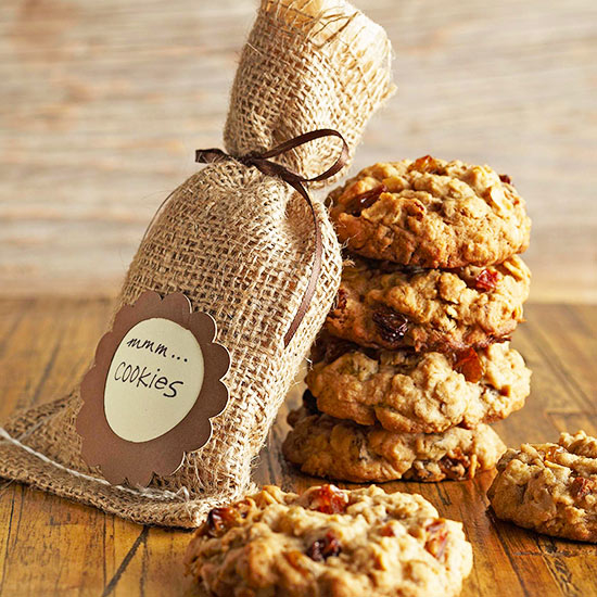 Cinnamon and fruit cookies
