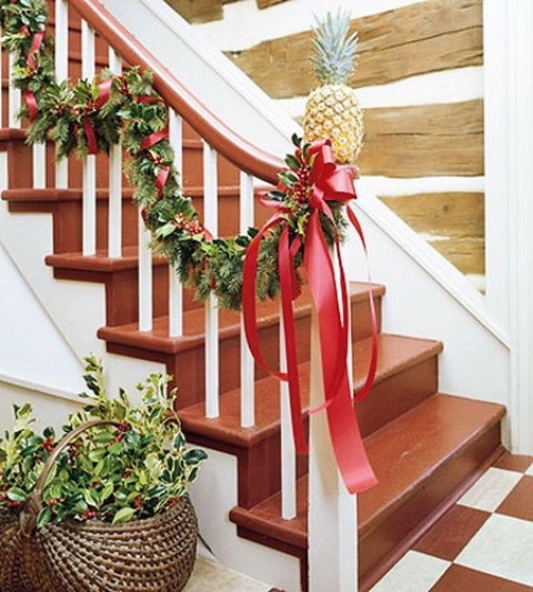 Evergreen ribbon and pineapple decoration Evergreen ribbon and pineapple decoration
