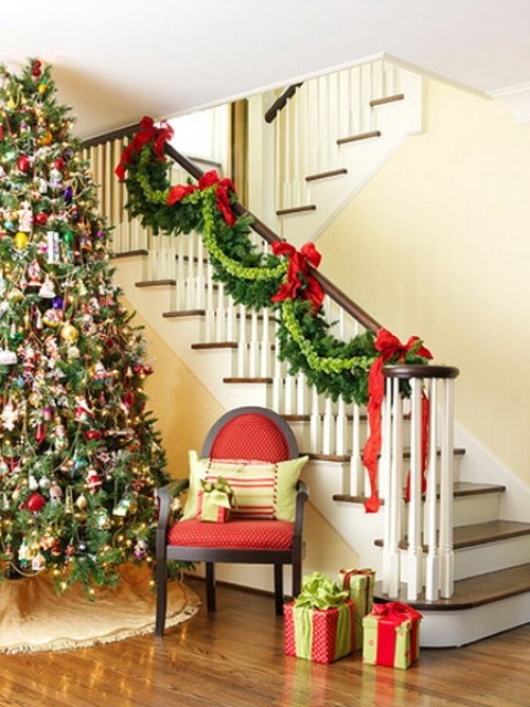 Red and green stair garland Red and green stair garland