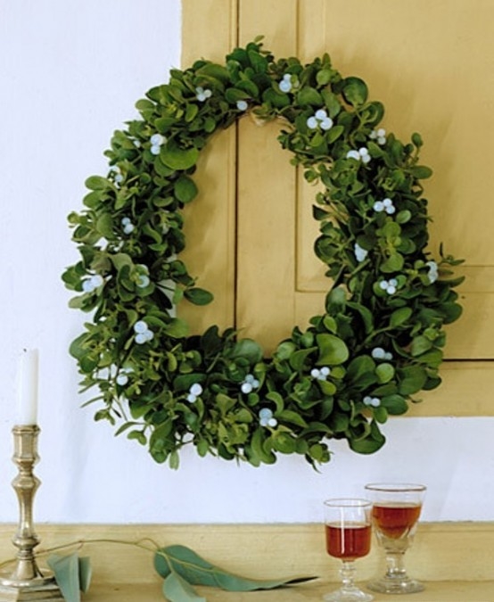 Green leaf wreath