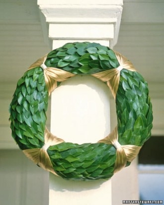 Straw form and laurel wreath