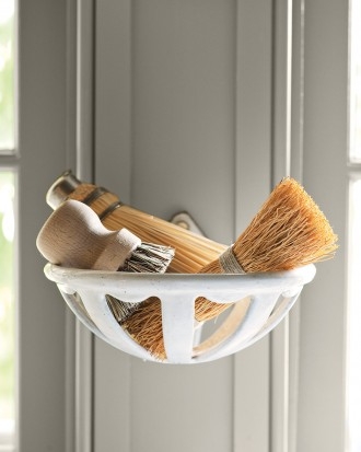 Sponges, brushes and scrubbers