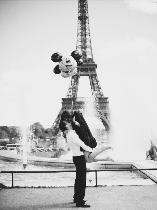 Eiffel tower balloon kiss Eiffel tower balloon kiss