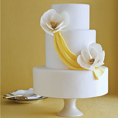 Sugar magnolia wedding cake