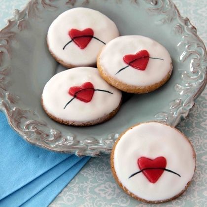 Red queen cookie kisses