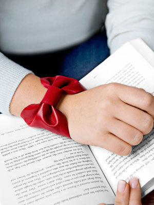 Snappy bow bracelet