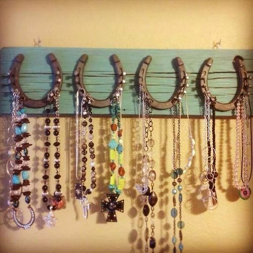 Horseshoe jewelry hanger