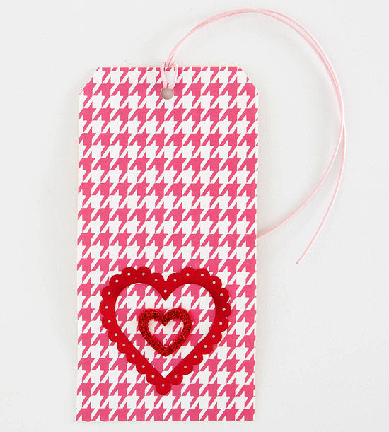Red and white heart gift tag