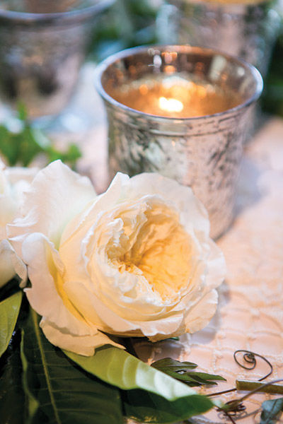 White rose table decor
