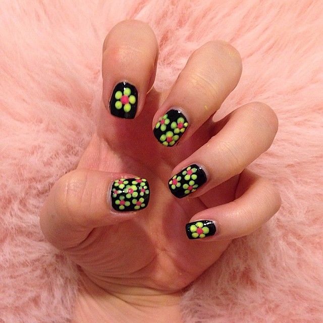 Neon daisy nails Neon daisy nails
