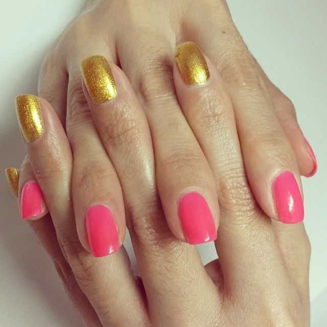 Neon pink and gold nails Neon pink and gold nails