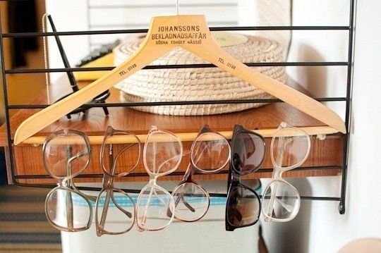 Hanger to store eyewear